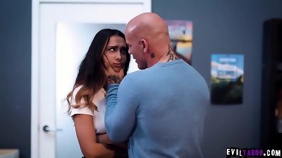ä»¤äººæ¯›éª¨æ‚šç„¶çš„è®²å¸ˆ Derrick Pierce ä¹Ÿæ˜¯ Kiarra Kais çš„çˆ¶äº²ã€‚ä»–æ€»æ˜¯å‘ä»–çš„ç”·å¥³åŒæ ¡çš„å¥³å„¿æ–½åŽ‹ï¼Œè®©ä»–åœ¨è¯¾åŽä¸Žä»–å‘ç”Ÿæ€§å…³ç³»ã€‚
