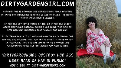 Dirtygardengirl åœ¨å…¬å…±åœºåˆæ¯äº†å¥¹åœ¨å¹²è‰æ†é™„è¿‘çš„è‡€éƒ¨