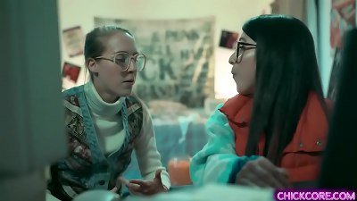ä¹¦å‘†å­å°‘å¥³ Cadence Lux å’Œ Serena Blair å°è¯•äº†ä¸€ä¸ªæ ©æ ©å¦‚ç”Ÿçš„è™šæ‹Ÿ 3D åˆ›ä½œï¼Œå¹¶ä¸Žå¥¹å¼€å§‹äº†çƒ­è¾£çš„å¥³åŒä¸‰äººè¡Œã€‚