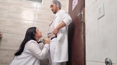 ç¼çƒ­çš„æŠ¤å£«å’ŒåŒ»ç”Ÿä¸€èµ·å‰å¾€åŒ»ç–—ä¸­å¿ƒæµ´å®¤
